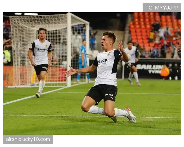 特写:时隔三年重回梅斯塔利亚,加亚收到瓦伦西亚球迷热烈掌声